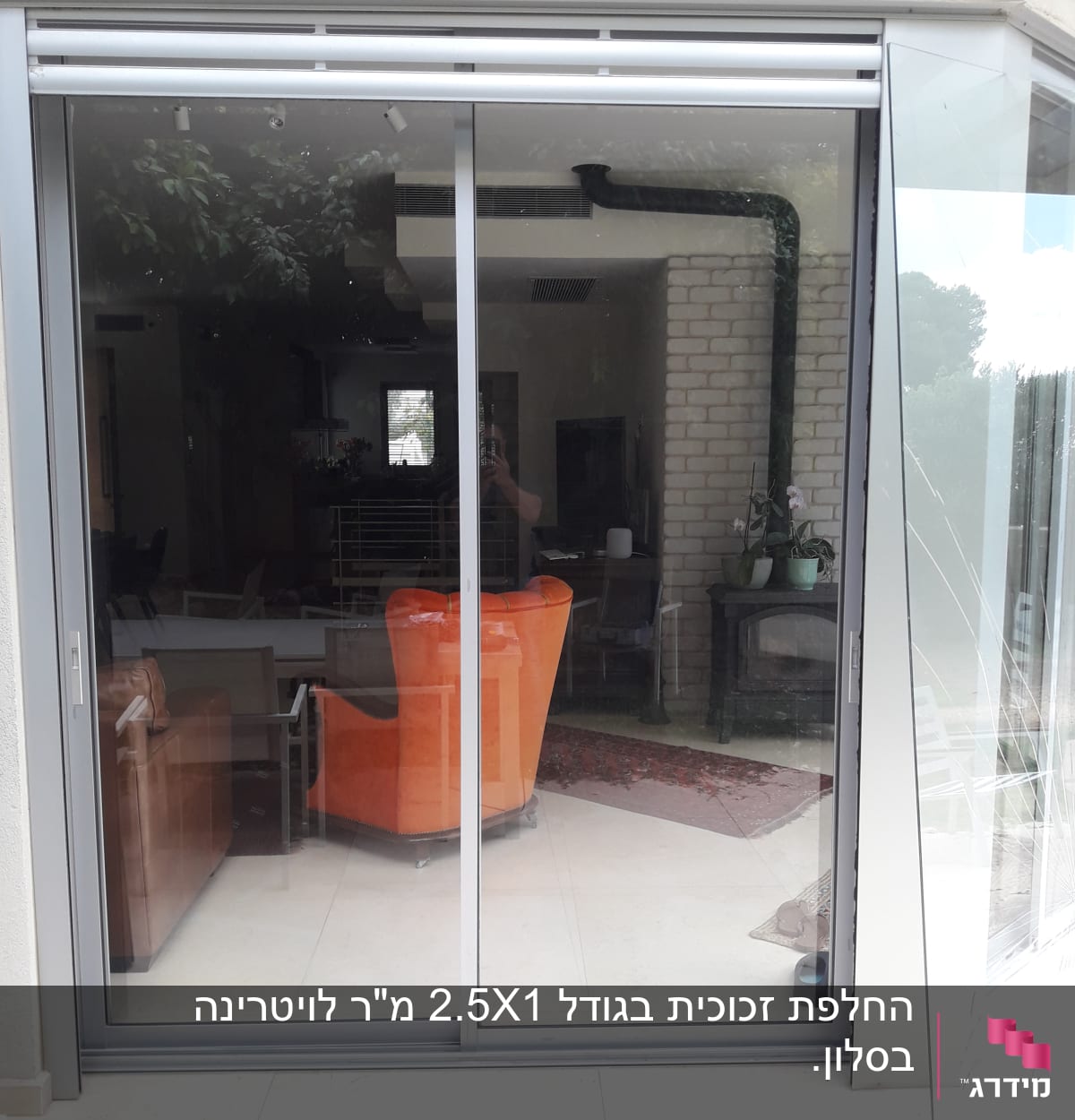 דלת זכוכית שקופה עם מסגרת מתכת אפורה